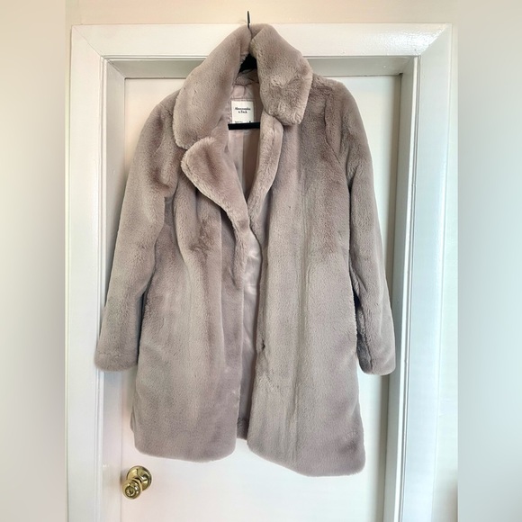 Abercrombie & Fitch Jackets & Blazers - Abercrombie mid length faux fur jacket, M